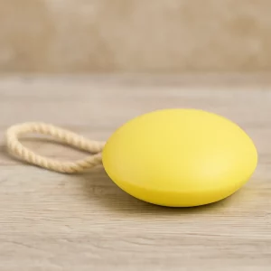 Chimie-naturelle-Pierre de soufre de massage posée sur un fond bois naturel