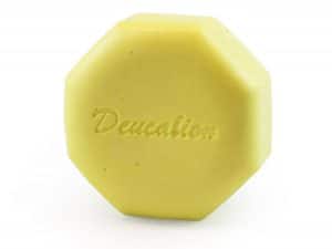 Galet de soufre de massage de la marque "Le Deucalion" ou pierre de soufre de massage de la marque "Le Deucalion".